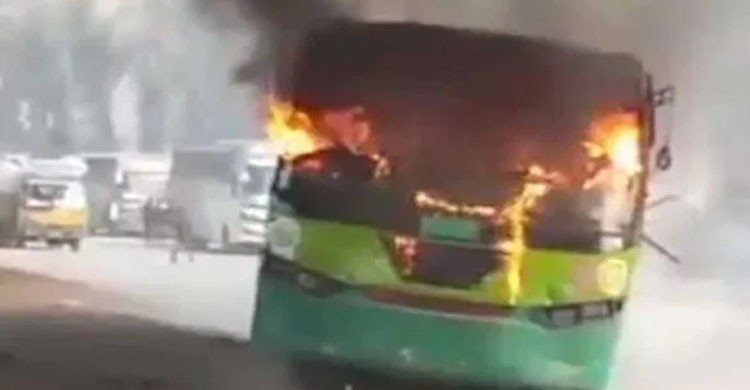 উত্তরায় পার্কিং করা বাসে আগুন